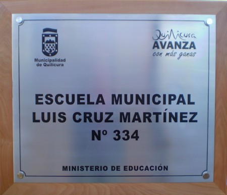 Base marco confeccionado en madera de raulí. Placa Acero Inoxidable fotograbada bajo relieve Pintura 1 color